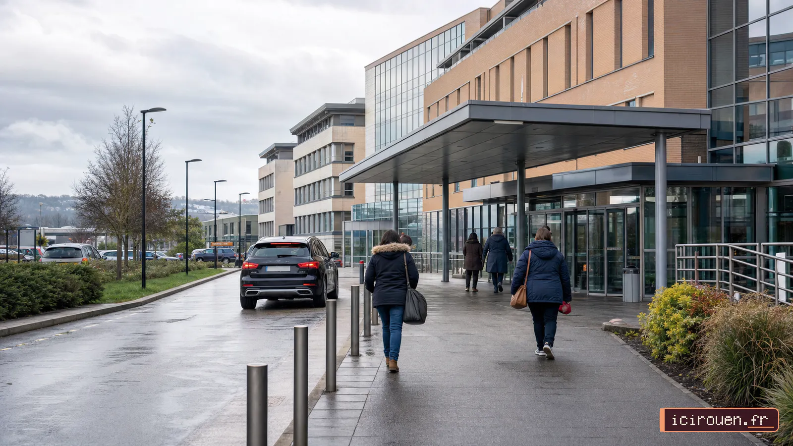Entrée d’un établissement de santé avec une rampe d’accès et des visiteurs à Rouen