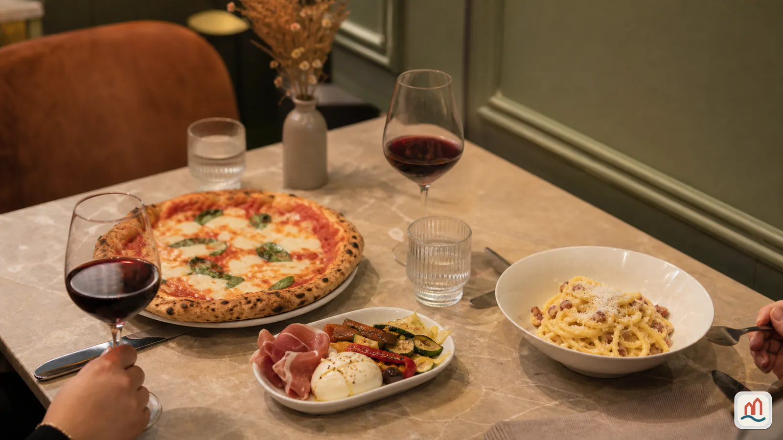 Pizza margherita, pâtes à la carbonara et antipasti servis sur une table de restaurant italien